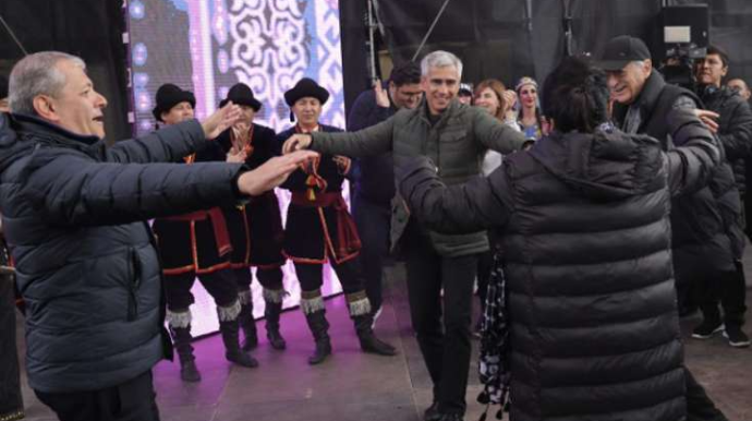 Rəsmilər Cıdır düzündə belə rəqs etdi   - FOTO