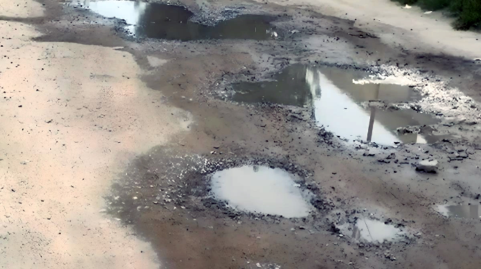 В поселке Сарай улица стала непроходимой после дождя - ВИДЕО