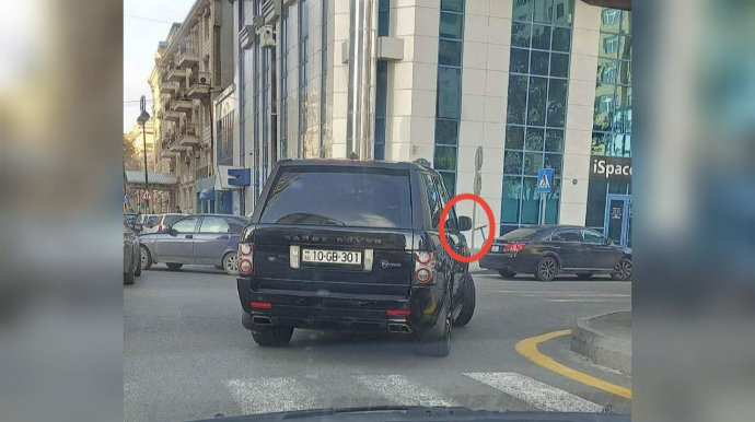 Bakıda "Range Rover"i yolun ortasına atıb gedən sürücü hamını qəzəbləndirdi  - FOTO