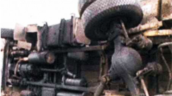 Beyləqanda asfalt daşıyan “KamAZ” aşıb