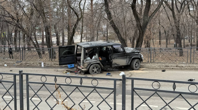 Qırmızıdan keçən "Gelandewagen" "Toyota"a ilə toqquşdu: Ölən var – ANBAAN VİDEO 