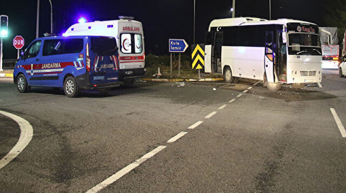 Türkiyədə avtobusla yük maşını toqquşub, 20 nəfər xəsarət alıb 