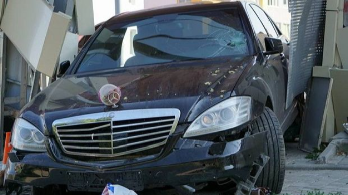 Avtomobil obyektə ÇIRPILDI: Ölən var 