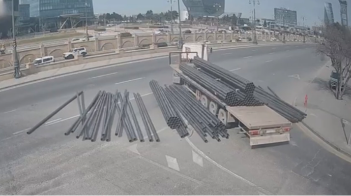 “Bağırov” körpüsünün üzərində qəza - Borular yola dağıldı - VİDEO