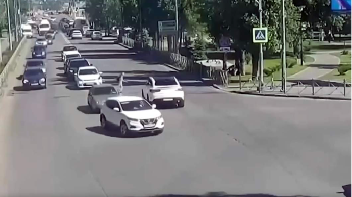 18 yaşlı gənc sürücü "Mercedes"lə yolu keçən məktəblini vurdu - VİDEO 