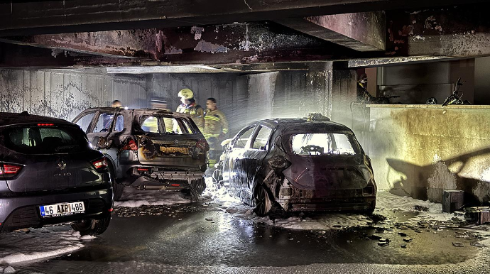 Yaşayış kompleksinin qarajında 3 avtomobil yandı 