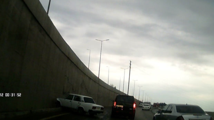 Bakı Dairəvi yolunda maşın beton maneəyə çırpıldı - VİDEO 