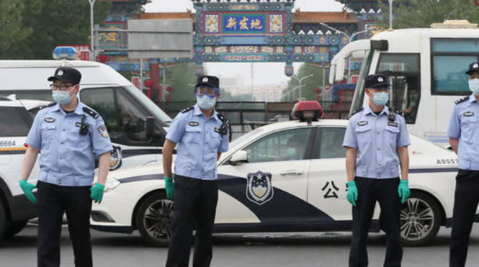 Polis COVID-19 şübhəli 200 min adamı axtarır