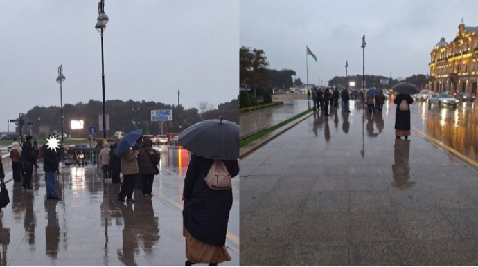 Dayanacaq olmadığı üçün yağışın altında avtobus gözləyirlər - AYNA-dan AÇIQLAMA - FOTO