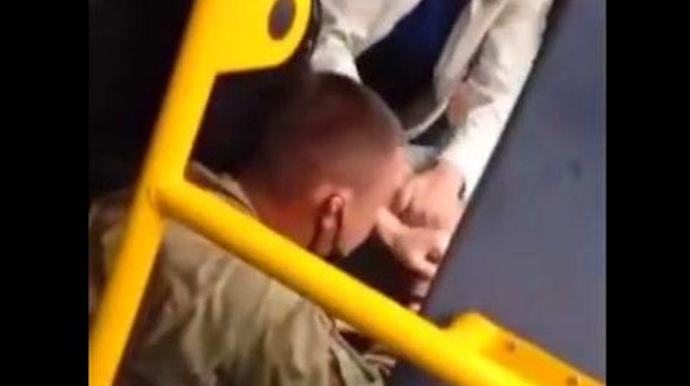 Avtobusda maskaya görə yumruqlar işə düşdü  - VİDEO