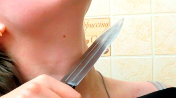 Bakıda qadının boğazı KƏSİLDİ