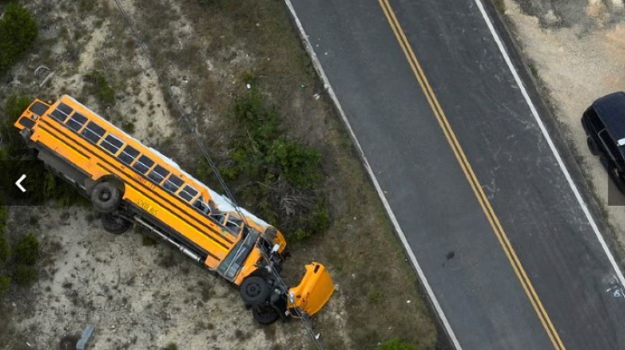 Texasda məktəbliləri daşıyan avtobus aşdı 