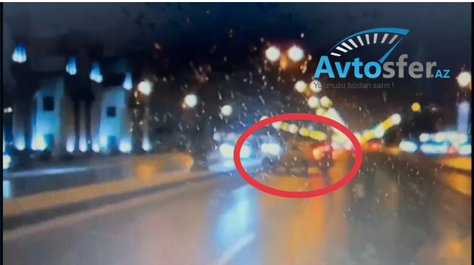 İdarəetməni itirən sürücü işıq dirəyini aşırıb əks yola çıxdı - VİDEO