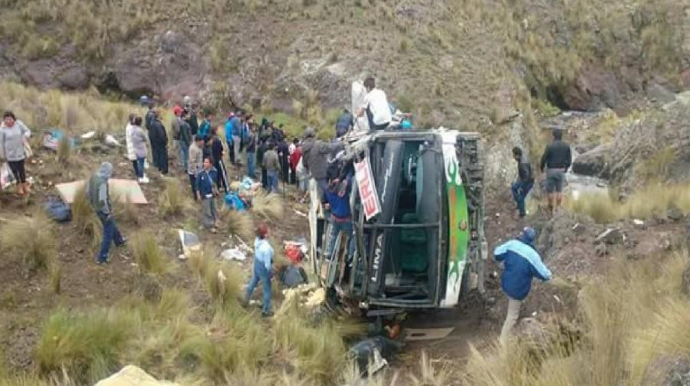 Peruda avtobus dərəyə düşdü - 29 nəfər ölüb 