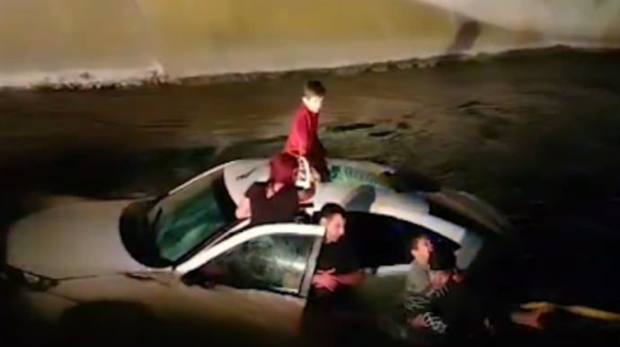 Стало известно о состоянии четырёх человек, спасённых из упавшего в канал автомобиля - ВИДЕО