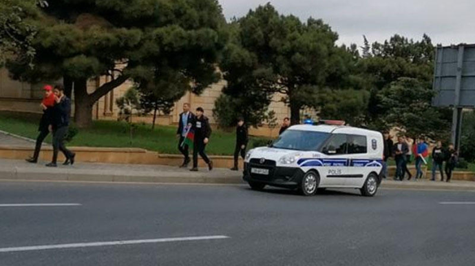 Bakı sakinləri şəhid generalın məzarını ziyarətə axışır - VİDEO