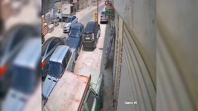 Əks yola çıxan “BMW” sağ zolağı kəsən “06” ilə toqquşaraq zəncirvari qəza yaratdı   - VİDEO