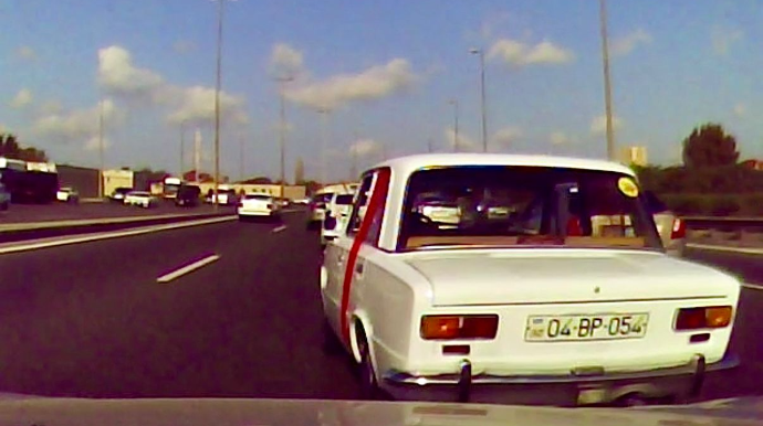 Hava limanı yolunda təhlükəli manevr edən sürücü qəza riski yaratdı - 04-BP-054   - VİDEO