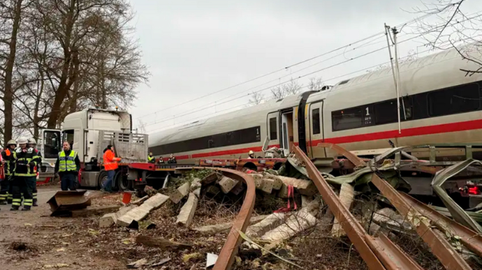 Qatar yük maşını ilə toqquşdu - 12 nəfər xəsarət aldı