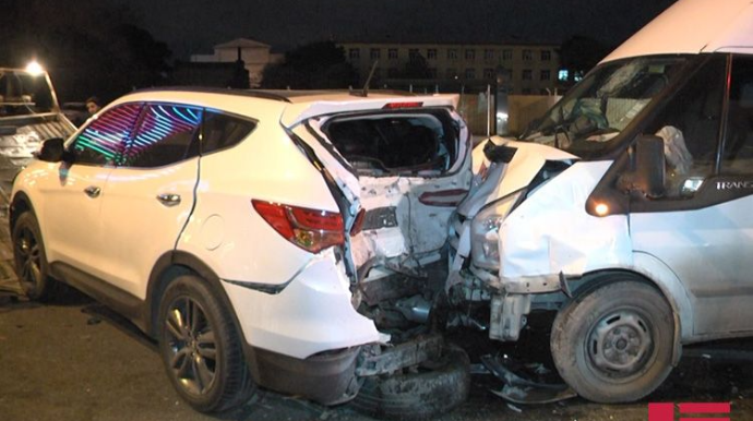 Bakıda üç avtomobil toqquşub, xəsarət alan var - FOTO