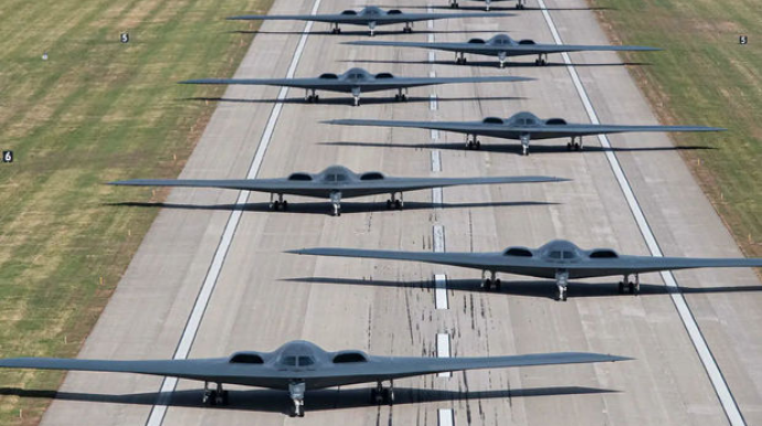 США приостановили полеты самых дорогих бомбардировщиков после аварийной посадки  - ФОТО