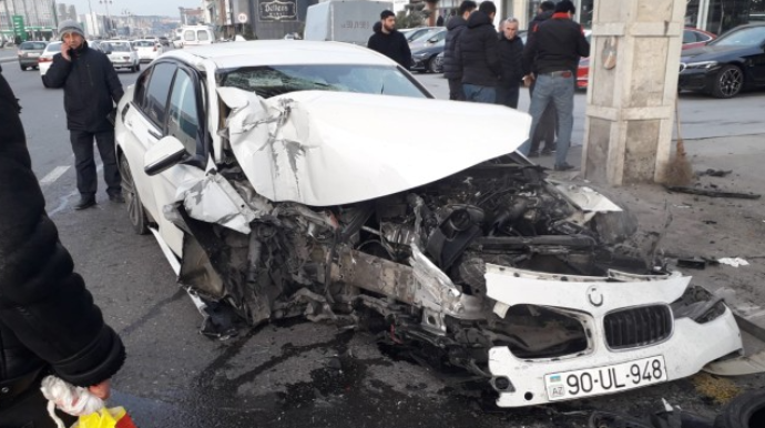 Bakıda QƏZA: "BMW" yararsız hala düşdü - VİDEO