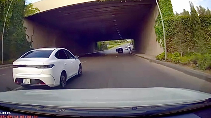 Zolağında hərəkət edə bilməyib xanım sürücünü borclu çıxardı - 77-NO-236   - VİDEO