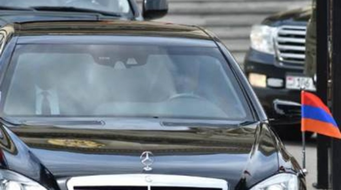 Paşinyanın avtomobilinə yumurta atıldı