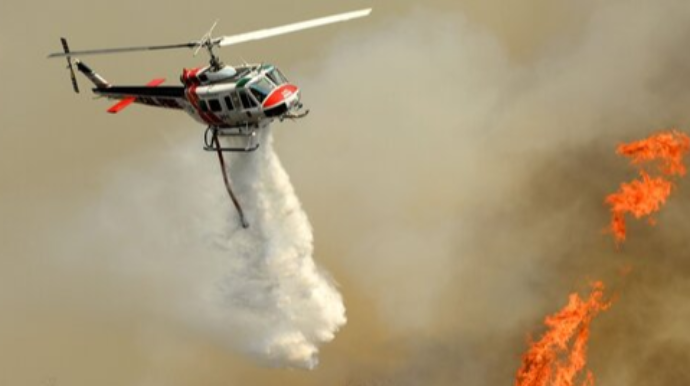 Yanğın söndürən vertolyot qəzaya uğradı; 1 ölü 