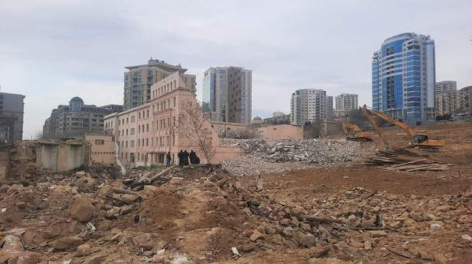 “Sovetski”də  qəzalı binaların söküntüsünə başlanıldı