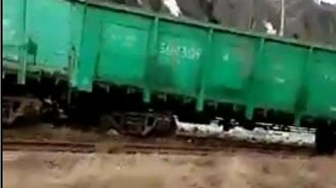 Qazaxıstanda qatar relsdən çıxıb, 6 vaqon çaya düşüb - VİDEO 