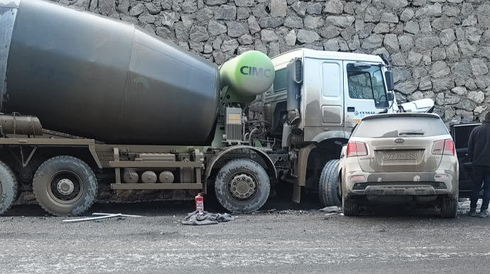 Kəlbəcərdə "KİA" beton qarışdıran avtomobillə toqquşub - Ölən var - FOTO - VİDEO 