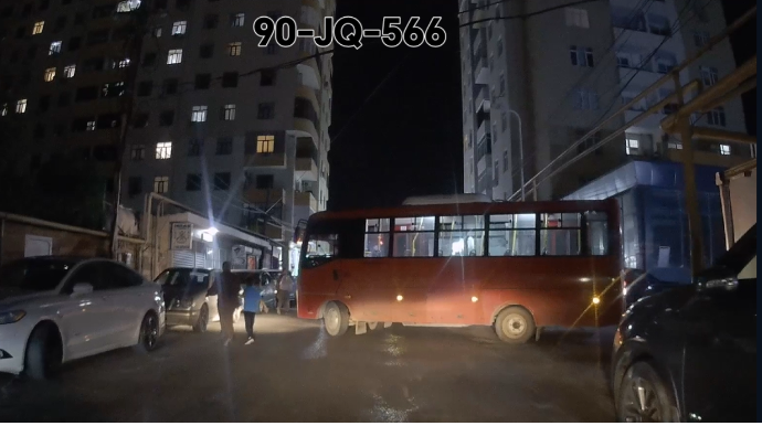 Avtobusla 3 metrlik yolda geriyə dönmək istəyən avtobus sürücü yolu kəsdi  - VİDEO