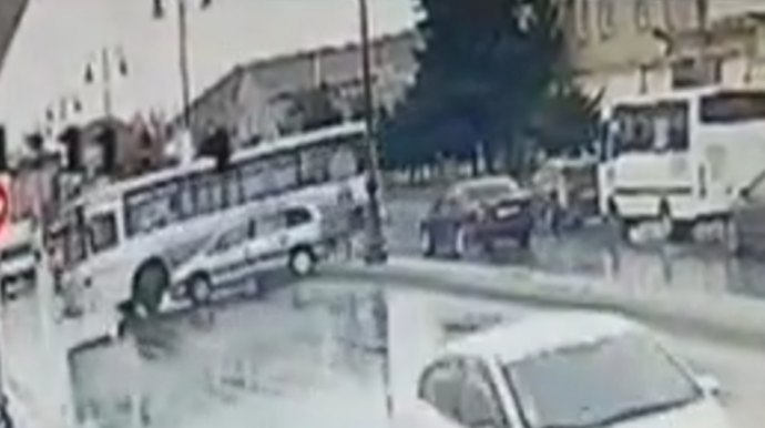 Zolağı düzgün seçməyən avtobus sürücüsü qəza törətdi - VİDEO