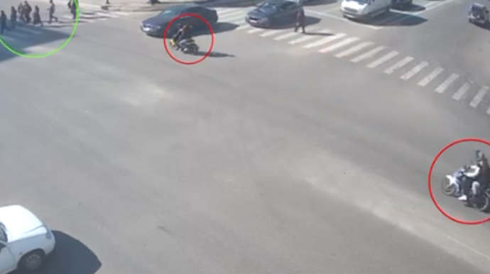 Qırmızı işıqda keçən motosiklet maşınla TOQQUŞDU - DİN görüntüləri yaydı  - VİDEO