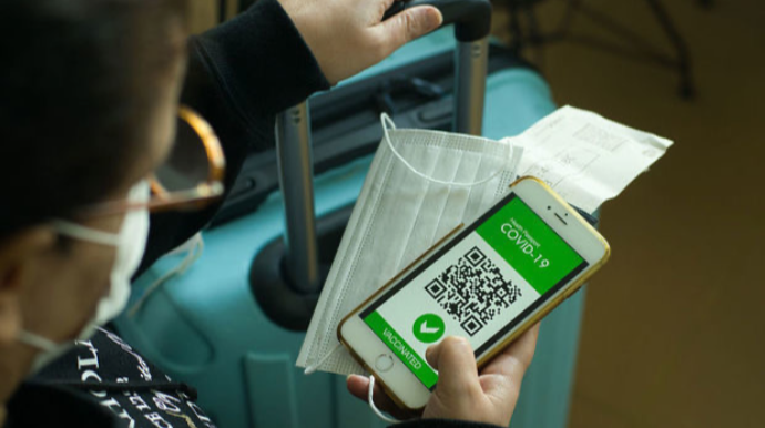 Girişdə “QR kod”un yoxlanılmasına baxmayaraq minlərlə tamaşaçı COVID-19-a yoluxdu 