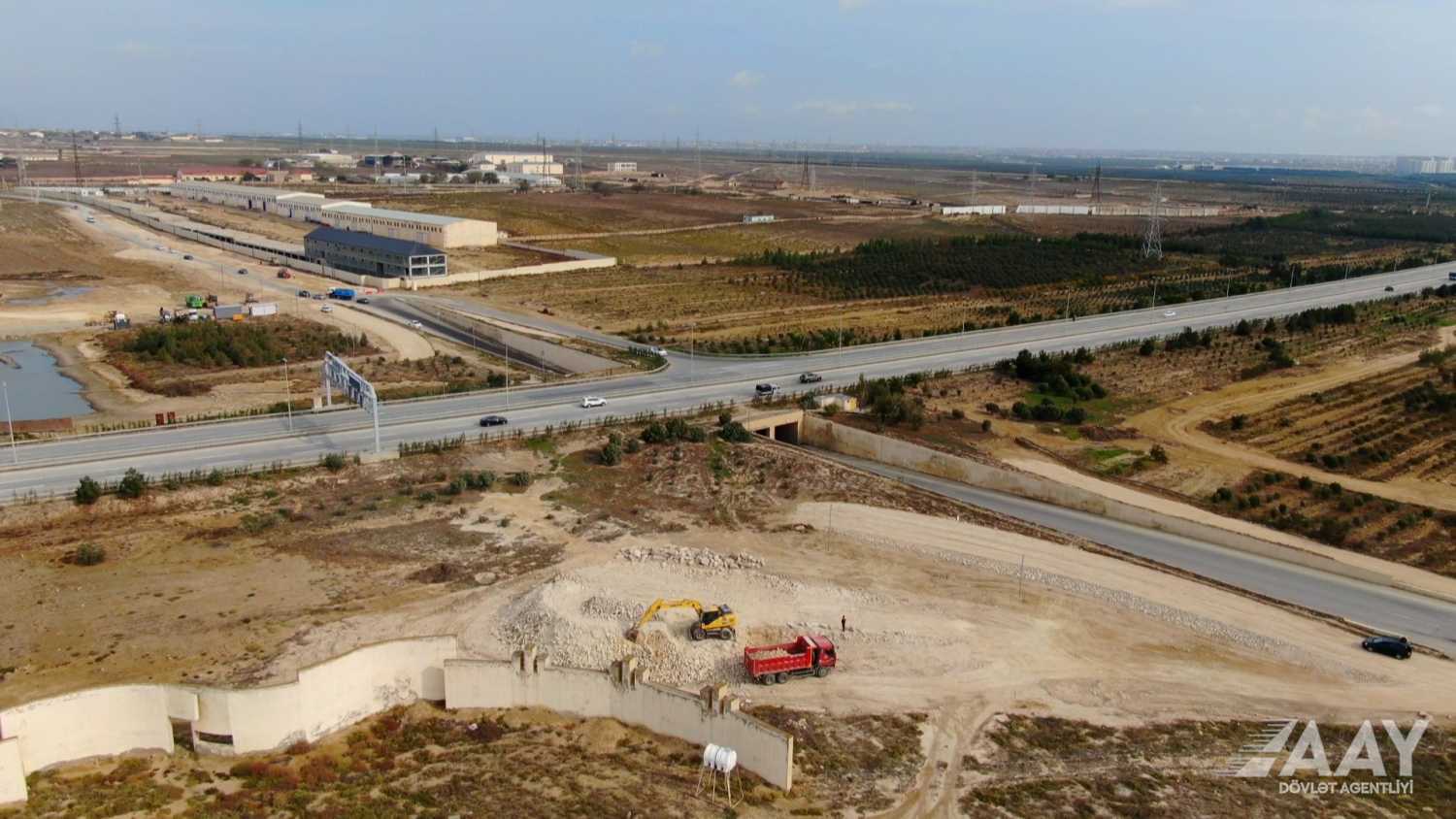 Yolunu qısaldan moto kuryer qoşa xəttdən dönüb qayda pozdu - VİDEO
