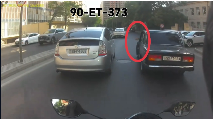 Üç kobud qayda pozan sürücü qapını açıb görün nə etdi - VİDEO