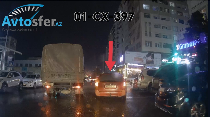 Mağazaya gedən sürücü ikinci cərgədə dayanıb yolu kəsdi  - VİDEO