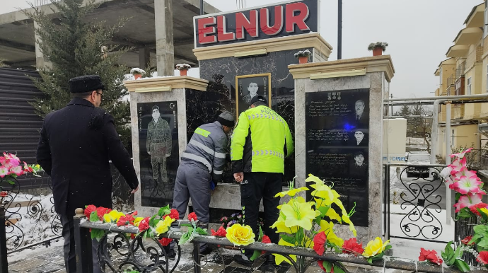 Yol polisi şəhidlərin xatirə lövhələrini və yol nişanları qardan və buzdan təmizlədi - FOTO