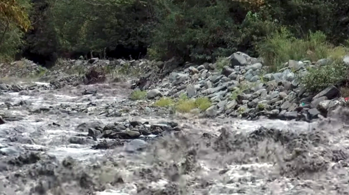 Sel körpünü dağıtdı, əhali çarəsiz qaldı:"Uşaqları məktəbə necə göndərək?" - VİDEO 