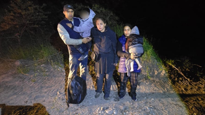 Həyati təhlükə ilə üzləşən sərhəd pozucuları təxliyə edildi - VİDEO 