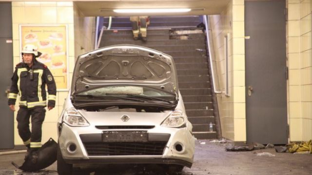 Maşın metroya girib, 6 nəfər xəsarət alıb - FOTO