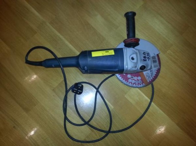 Usta evdə iş görərkən laqonda ilə əlini kəsib