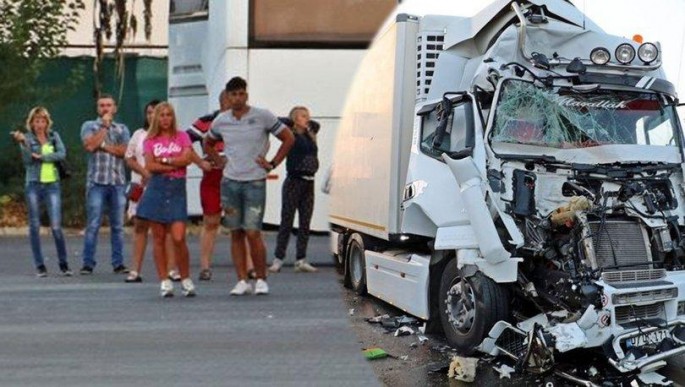 Rus turistləri aparan avtobus aşdı: 13 yaralı