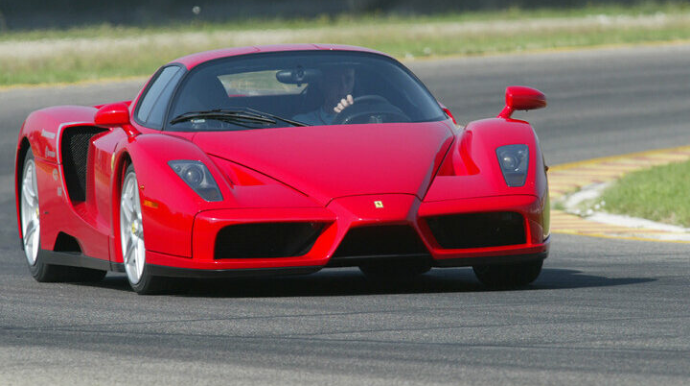 Milyonluq avtomobil sahibinə çatdırılarkən qəzaya düşdü - FOTO