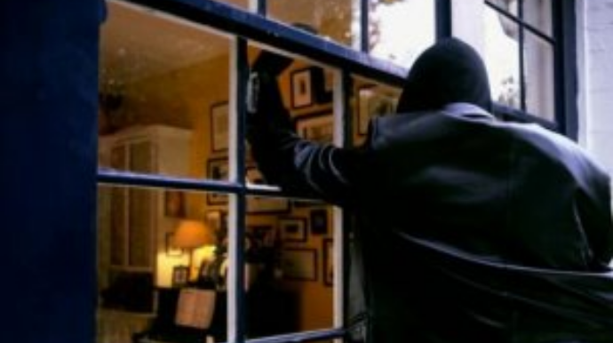 Bakı sakininin evinə aldatma yolu ilə daxil olan 3 nəfər quldurluq edib