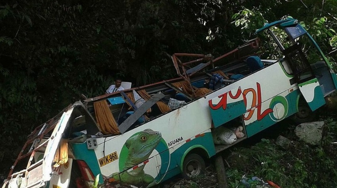 Peruda avtobus dərəyə aşıb, onlarla sərnişin həlak olub