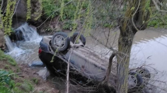 Cəlilabadda avtomobil çaya düşdü – sürücü xəsarət aldı 