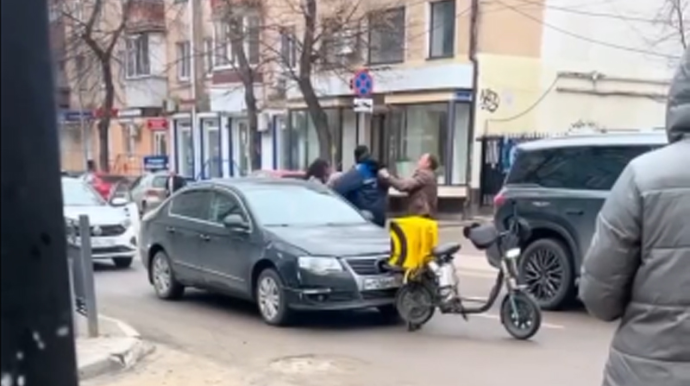 Kuryer qadın sürücünün qarşısını kəsib döydü, başqa sürücü də onu əzişdirdi - VİDEO 